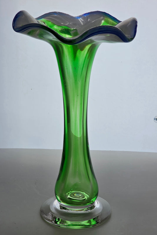 L.E Smith green Glass hand made art vase.
.