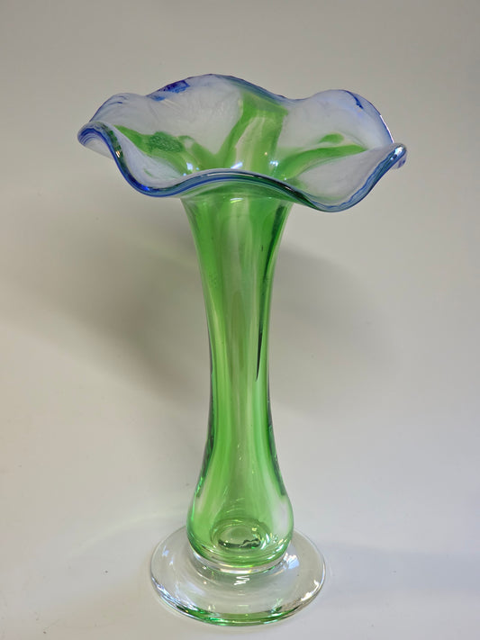 L.E Smith green Glass hand made art vase.
.